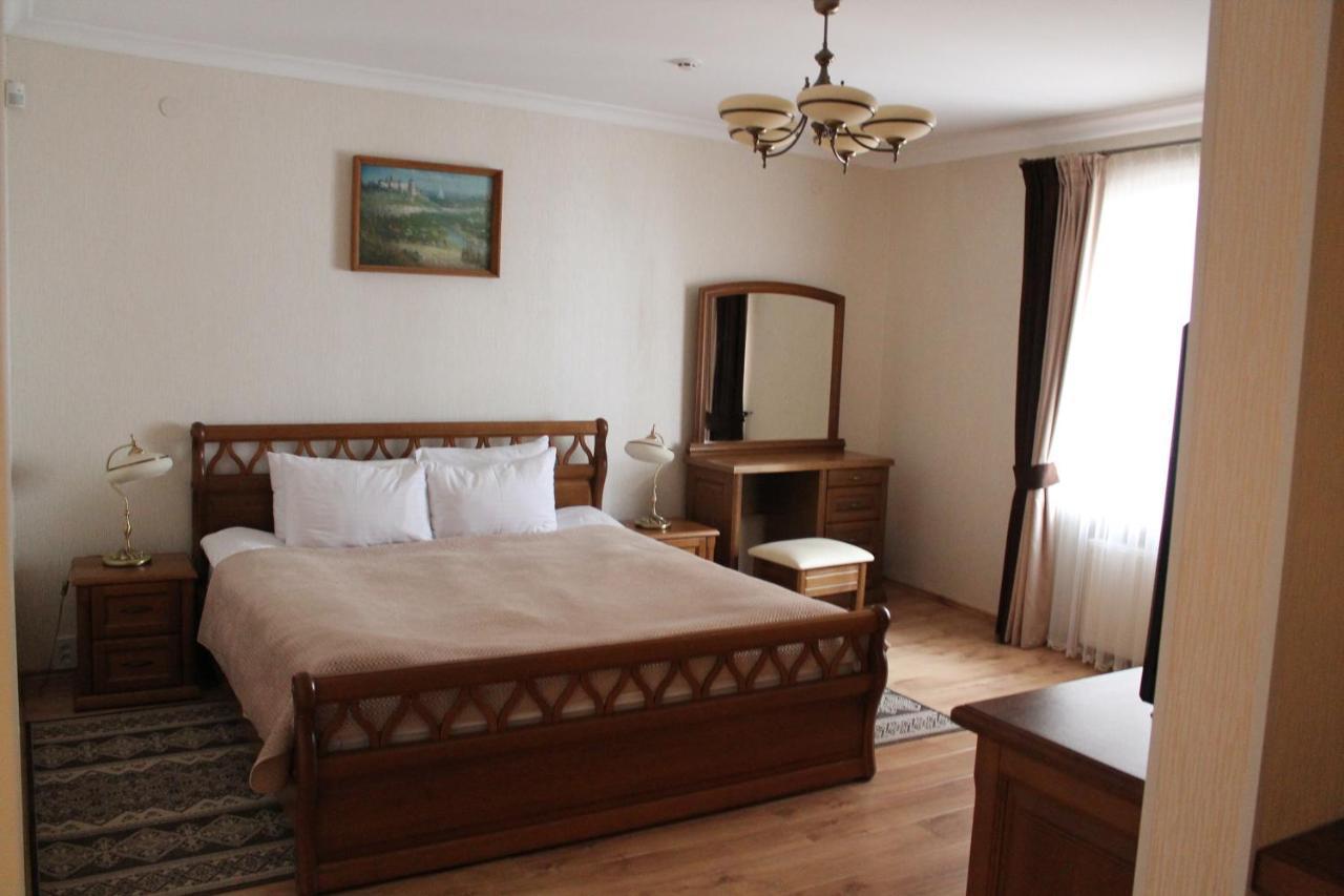 Spadok Hotel Kamianets-Podilskyi Ngoại thất bức ảnh