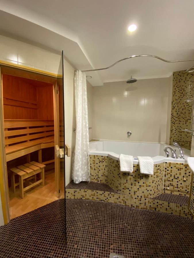 Spadok Hotel Kamianets-Podilskyi Ngoại thất bức ảnh